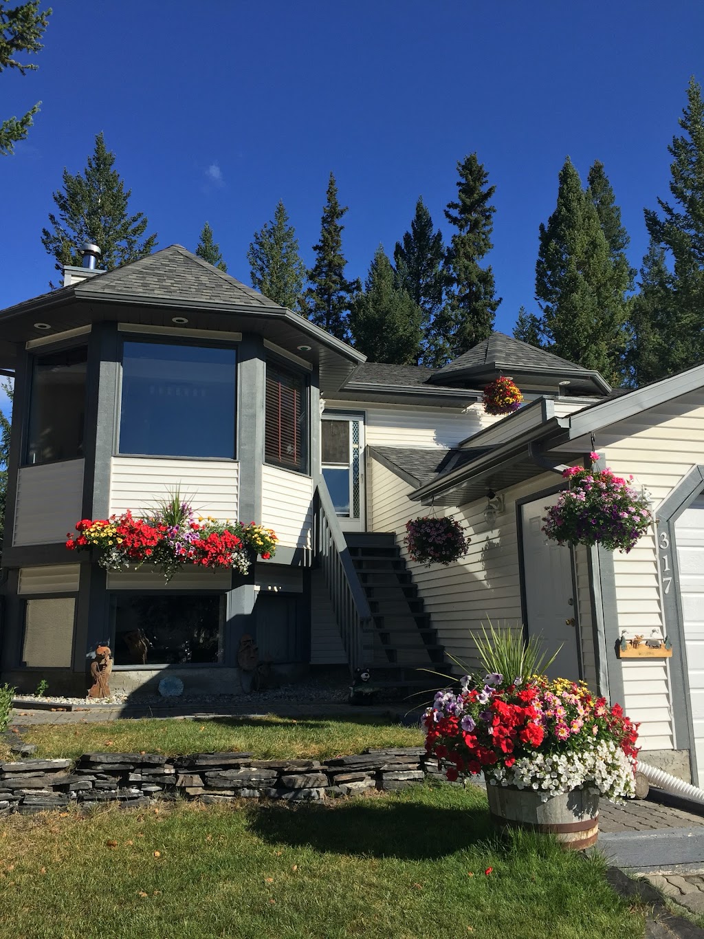 B&B Monarch | 317 Canyon Close, Canmore, AB T1W 1H4, Canada | Phone: (403) 678-0500