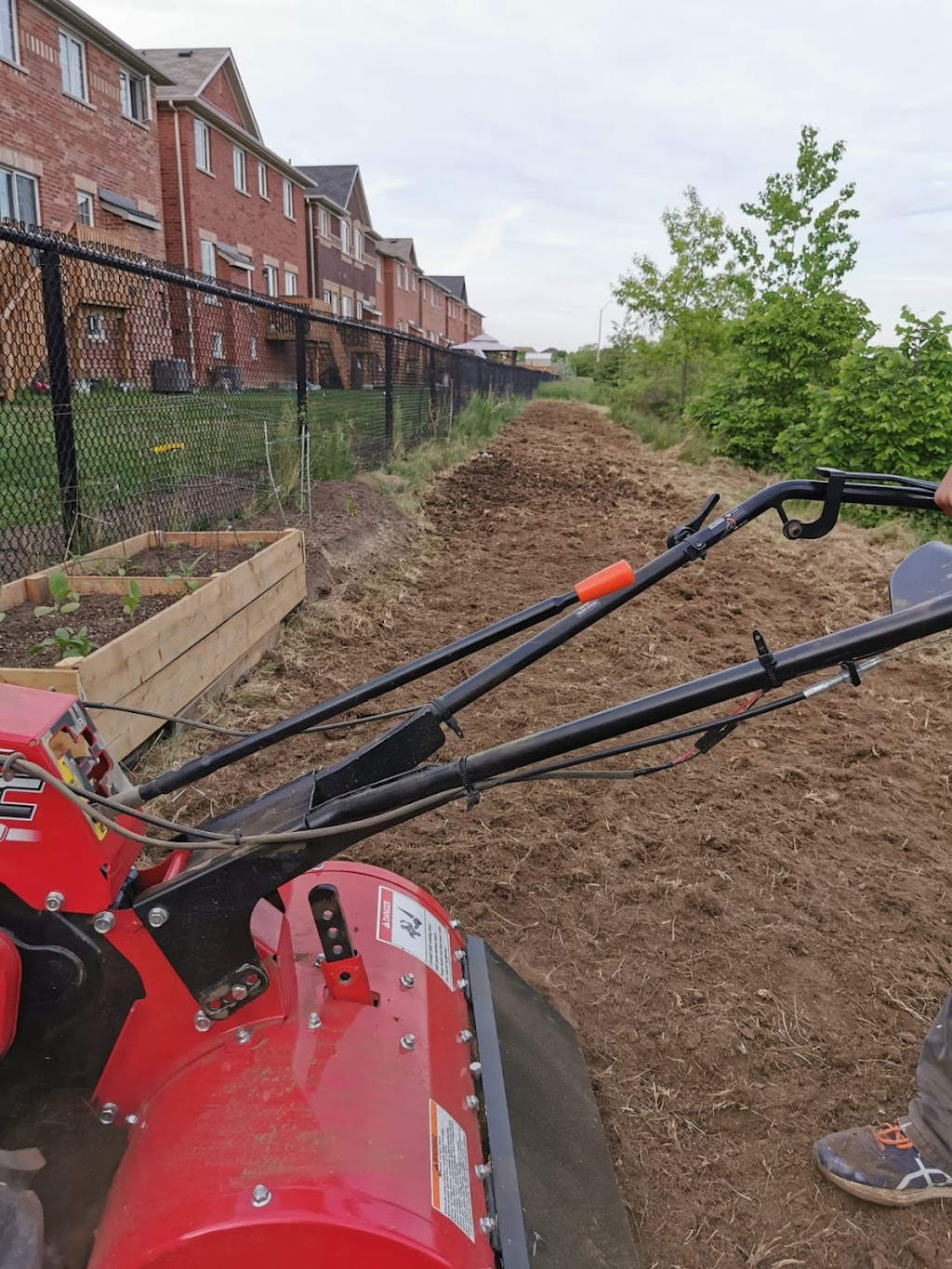 Neighbourhood Lawn Man | 5168 Eighth Line, Milton, ON L9E 1A6, Canada | Phone: (226) 200-1606