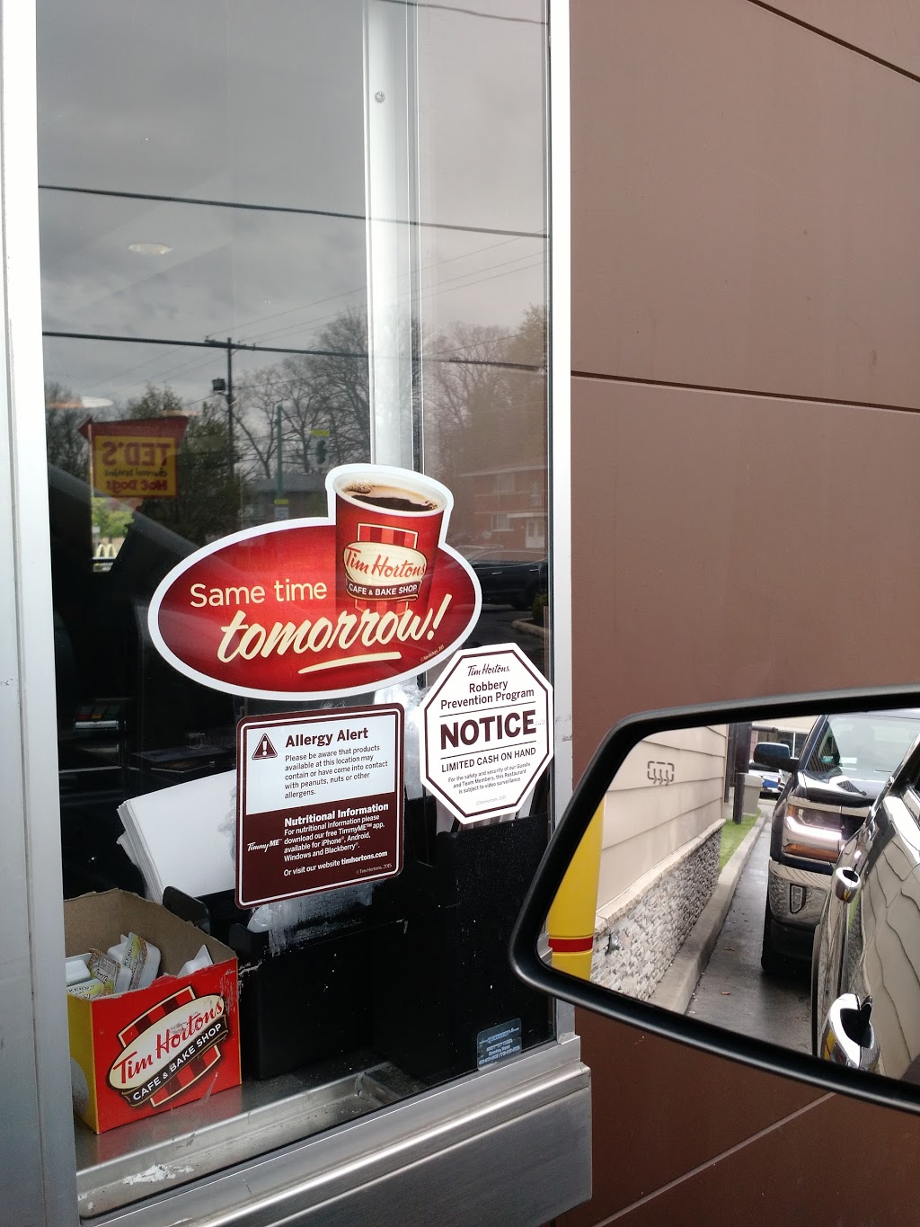 Tim Hortons | 325 Meadow Dr Apt Mid-city, North Tonawanda, NY 14120, USA | Phone: (716) 260-2397