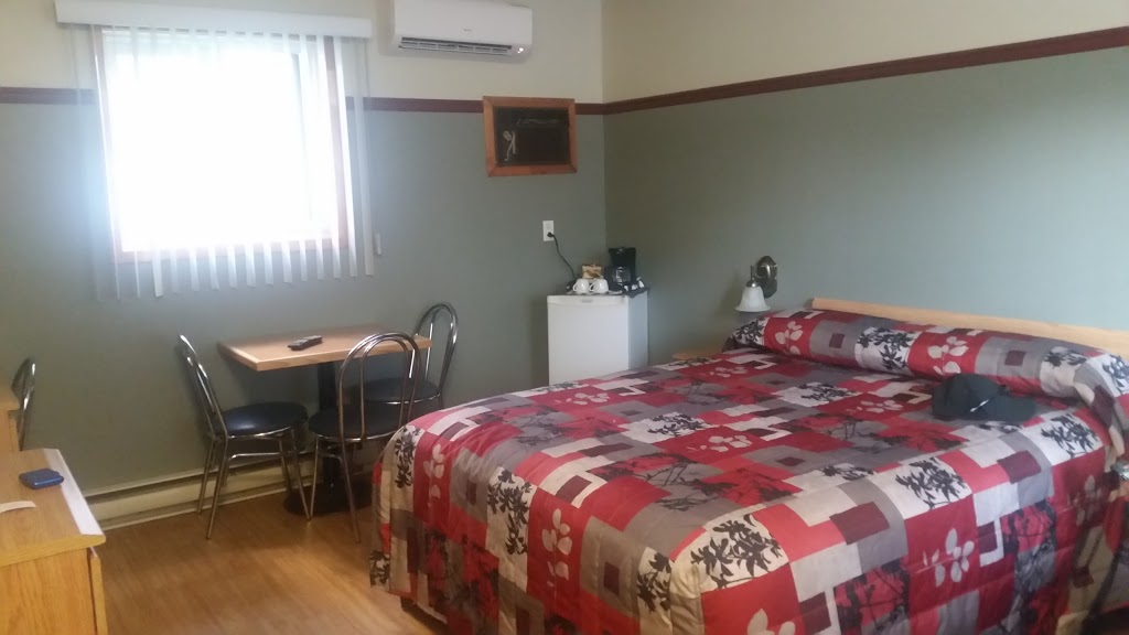 Motel Olympic | 3878 Boulevard Sainte-Anne, Québec, QC G1E 3M3, Canada | Phone: (418) 667-8716