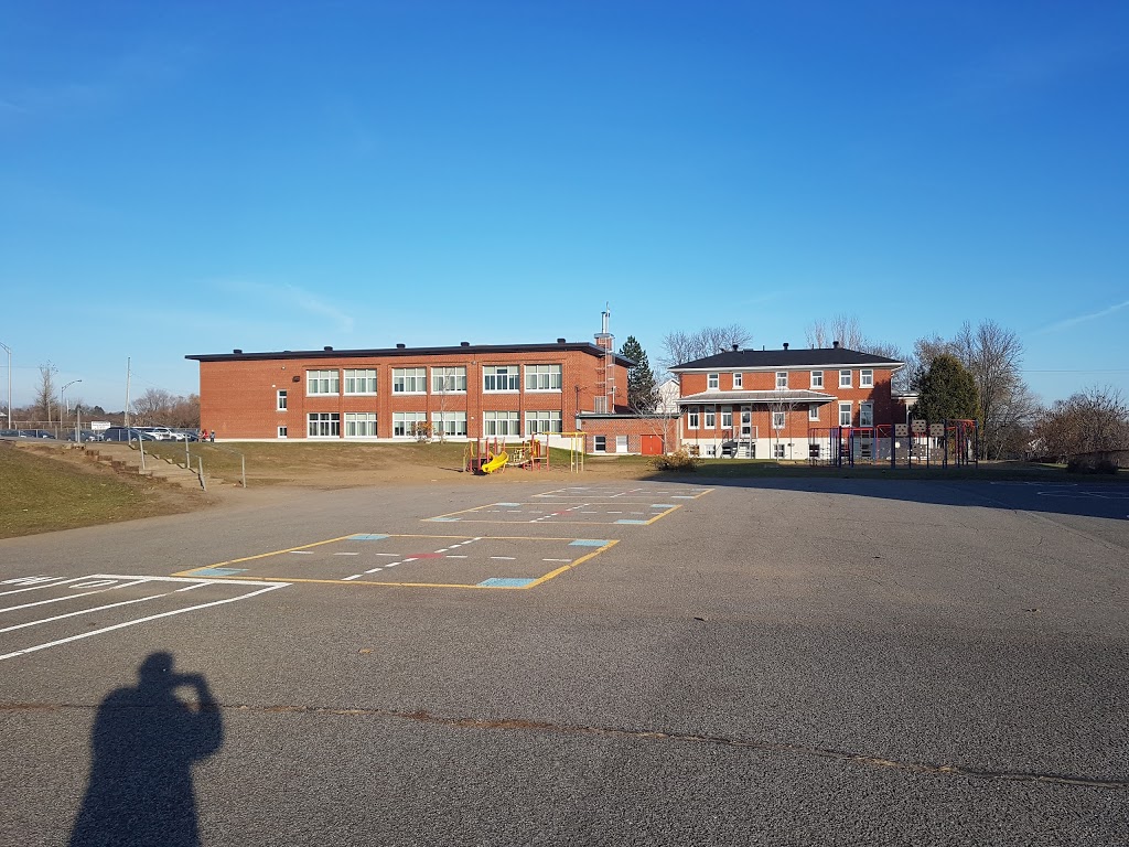 Primary School Les Quatre-Vents | 41 Rue Tanguay, Québec, QC G1E 6A3, Canada | Phone: (418) 821-4883
