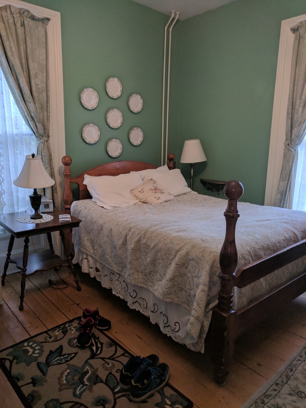 Bluenose Lodge | 10 Falkland St, Lunenburg, NS B0J 2C0, Canada | Phone: (902) 634-8851
