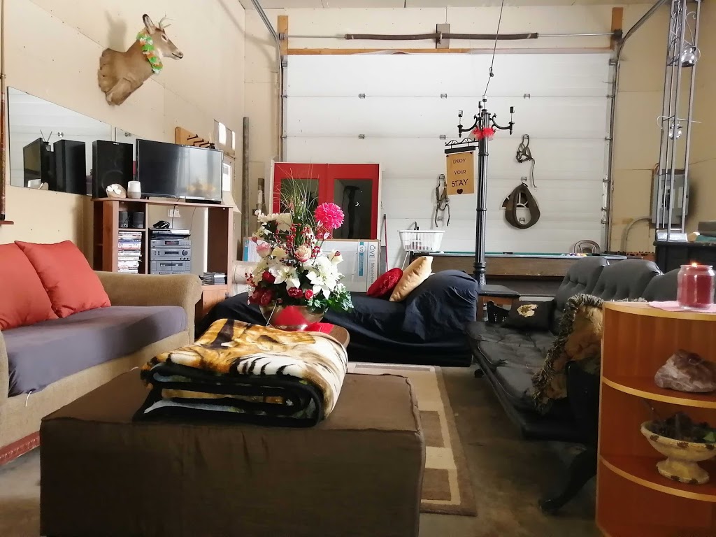 Nanimahoos Sled N Bed | 4154 Malakwa Rd, Malakwa, BC V0E 2J0, Canada | Phone: (250) 804-5365