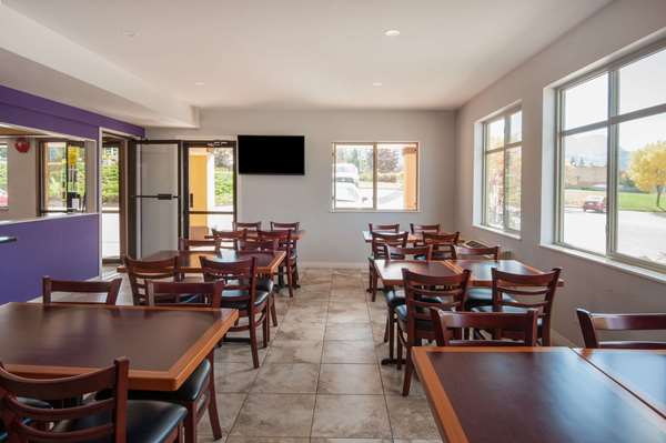 Super 8 by Wyndham Salmon Arm | 2901 10th Ave NE, Salmon Arm, BC V1E 2S3, Canada | Phone: (866) 469-0121