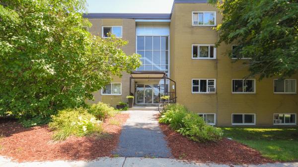 621 Cummings Avenue Apartments | 621 Cummings Ave, Ottawa, ON K1K 2K6, Canada | Phone: (833) 462-4893