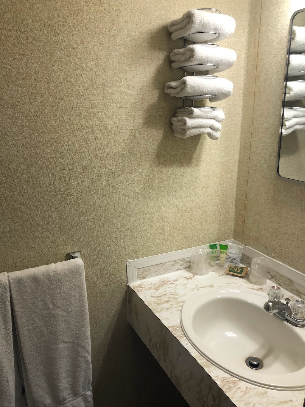 Admiral Digby Inn and Cottages | 441 Shore Rd, Digby, NS B0V 1A0, Canada | Phone: (902) 245-2531