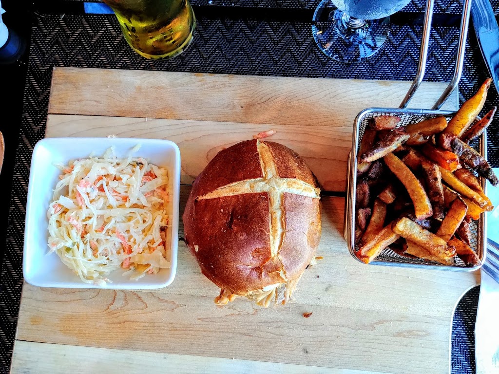 Pub St-Bernard | 252 Boulevard du Beau Pré, Beaupré, QC G0A 1E0, Canada | Phone: (418) 827-6668