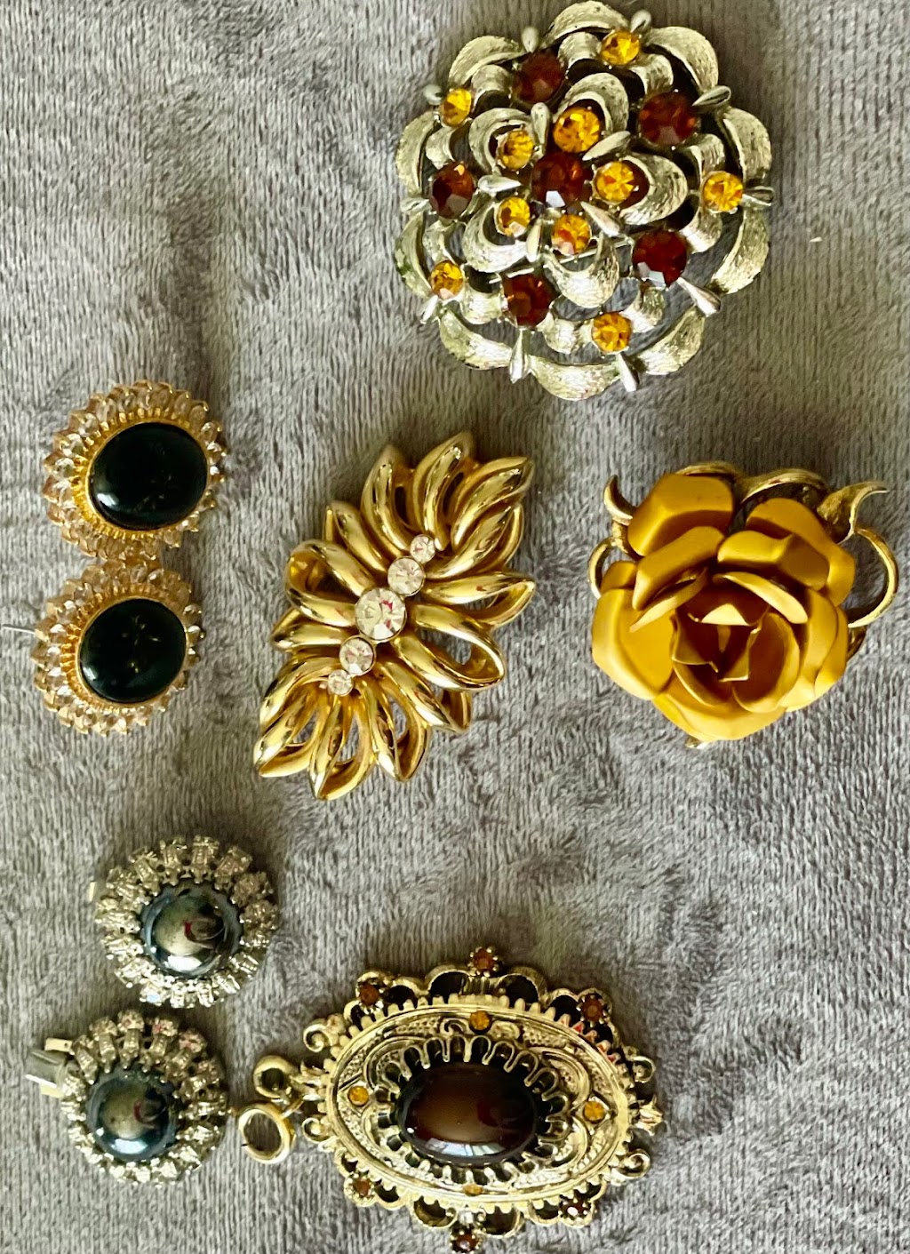 Dorothy’s Gems | 1661 Lakewood Rd S NW, Edmonton, AB T6K 2W8, Canada | Phone: (780) 289-7456