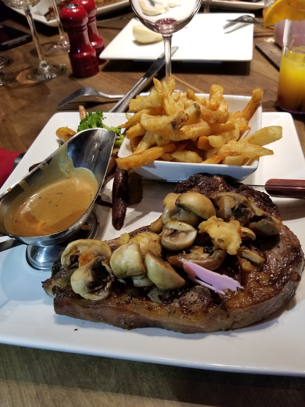 Boeuf Cochon Steak + Bar | 1553 Boulevard le Corbusier, Laval, QC H7N 6K8, Canada | Phone: (579) 640-3133