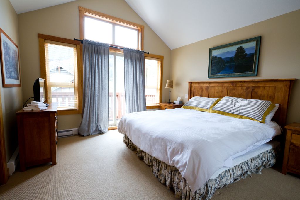 Panorama Vacation Rental - Wolf Lake | 123 Huggard Rd, Calgary, AB T3Z 2C2, Canada | Phone: (403) 970-9074