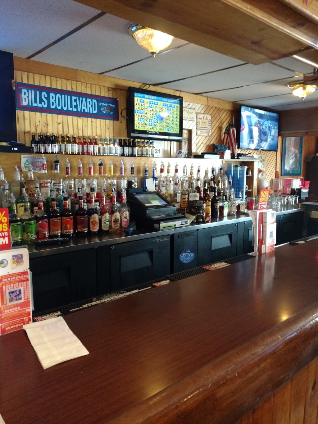 Genes Junkyard Bar & Grill | 501 Young St, Tonawanda, NY 14150, USA | Phone: (716) 743-1866