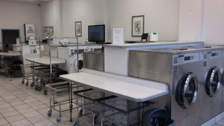 West Ridge Coin Laundry | 5-3280 Monarch Dr, Orillia, ON L3V 8A2, Canada | Phone: (705) 327-5061