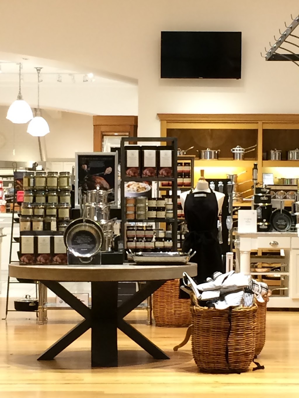 Williams-Sonoma | 3035 Boulevard le Carrefour, Laval, QC H7T 1C8, Canada | Phone: (450) 686-1825