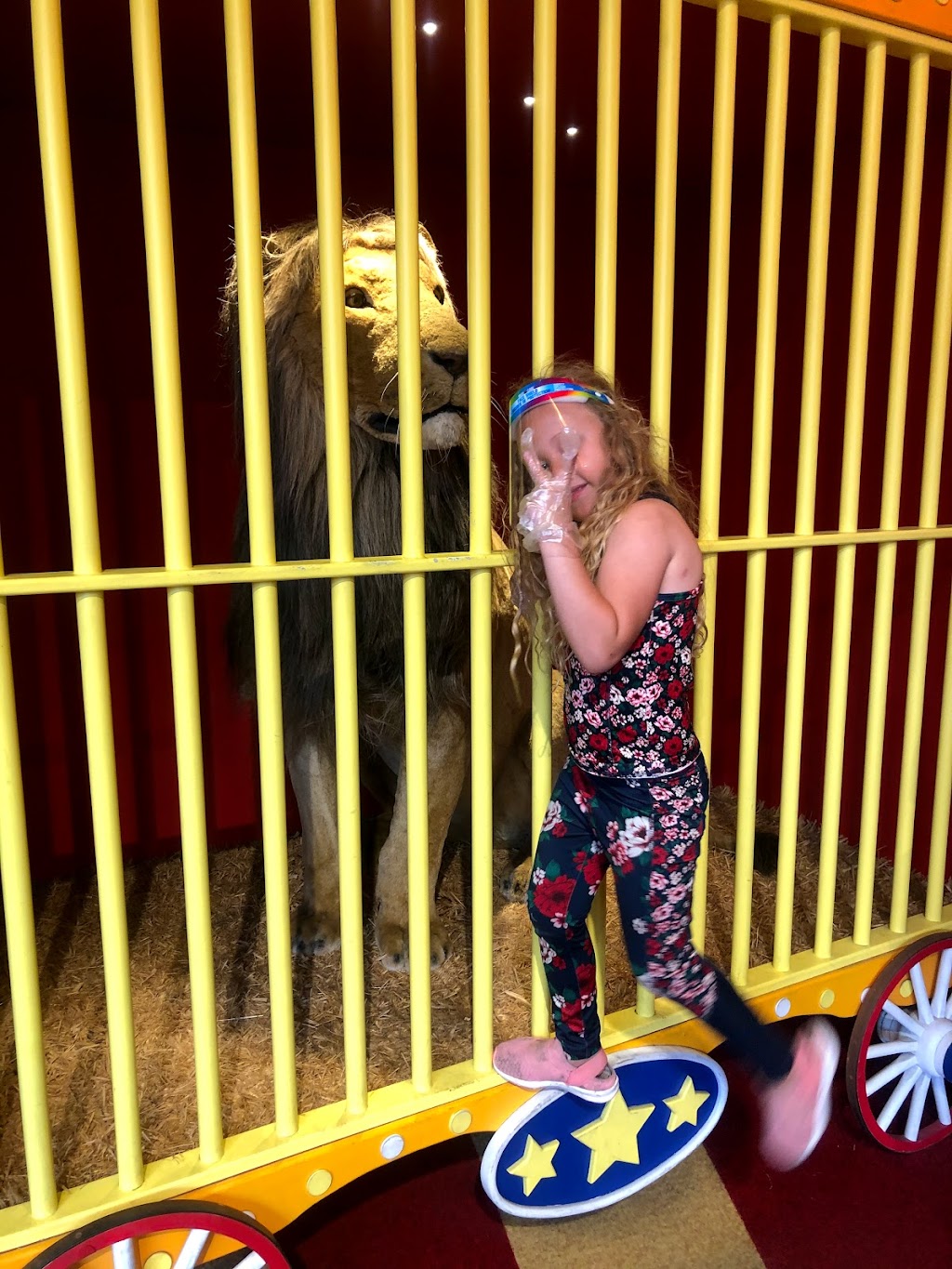 Big Top Amazing Mirror & Laser Maze 4943 Clifton Hill, Niagara Falls