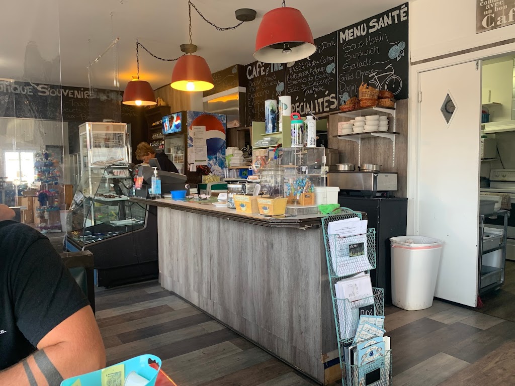 Le Relais du Bleuet | 1801 Rue Principale, Chambord, QC G0W 1G0, Canada | Phone: (418) 480-8464