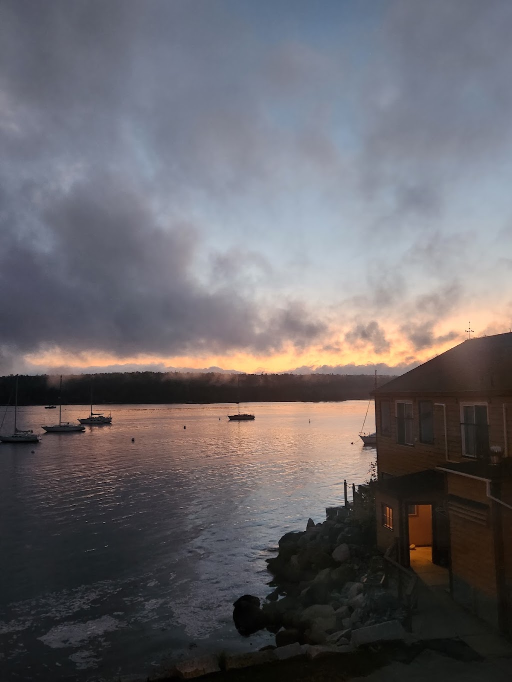 Shelburne Harbourside Cottages | 10 George St, Shelburne, NS B0T 1W0, Canada | Phone: (902) 875-4555