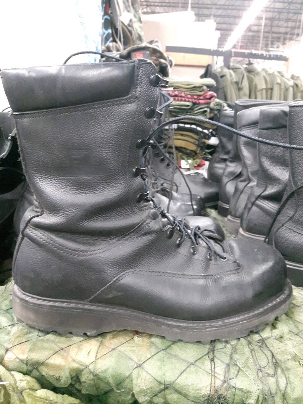 Boutique Élite (Headrush armée Rock)Surplus d Armée Élite | Dans centre commercial, 200 Bd DAnjou, Châteauguay, QC J6K 1C5, Canada | Phone: (514) 777-8262