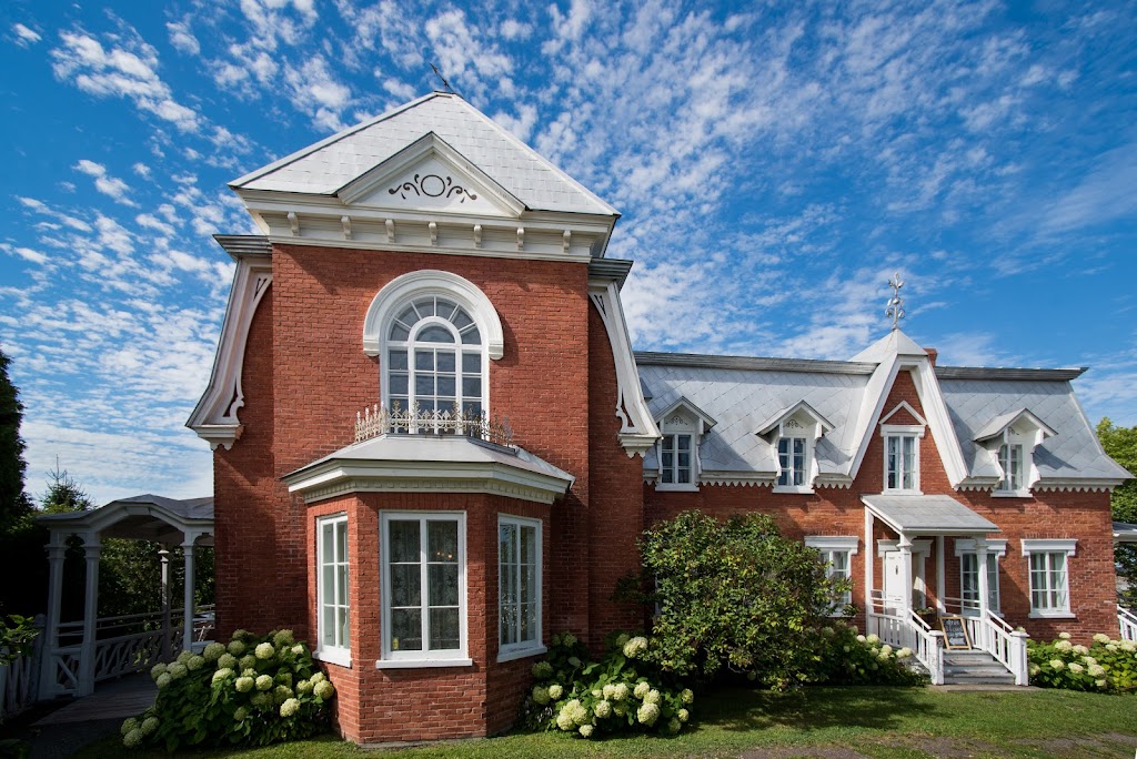 Fraser Manor | 32 Rue Fraser, Rivière-du-Loup, QC G5R 1C2, Canada | Phone: (418) 867-3906
