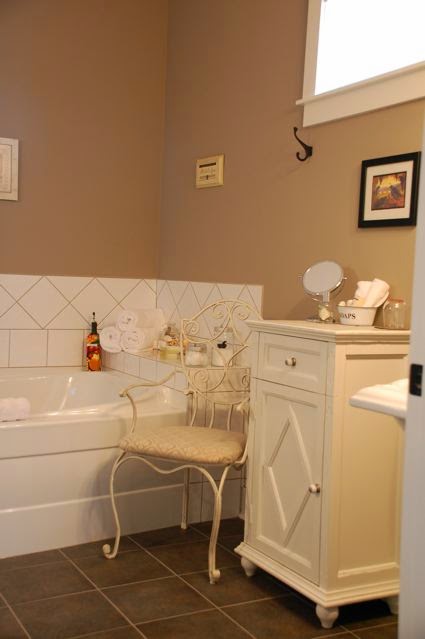 Apples and Quails Bed & Breakfast | 12014 Trayler Pl, Summerland, BC V0H 1Z7, Canada | Phone: (855) 751-8220