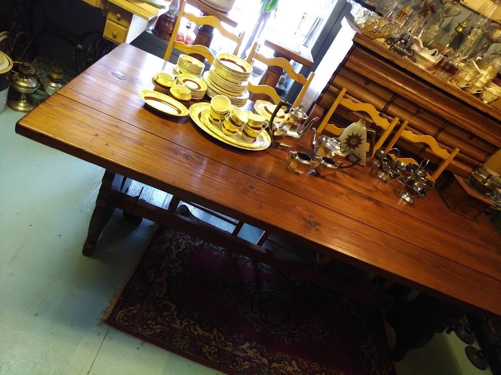 Aux Trouvailles de St-Jovite Enr | 1249 Rue Demontigny, Mont-Tremblant, QC J8E 3B6, Canada | Phone: (819) 425-3370