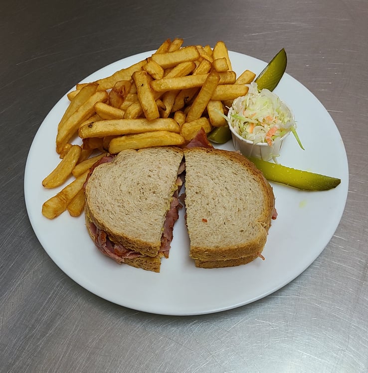 Restaurant Touti | 561 Chem. du Progrès, Chute-Saint-Philippe, QC J0W 1A0, Canada | Phone: (819) 585-2178