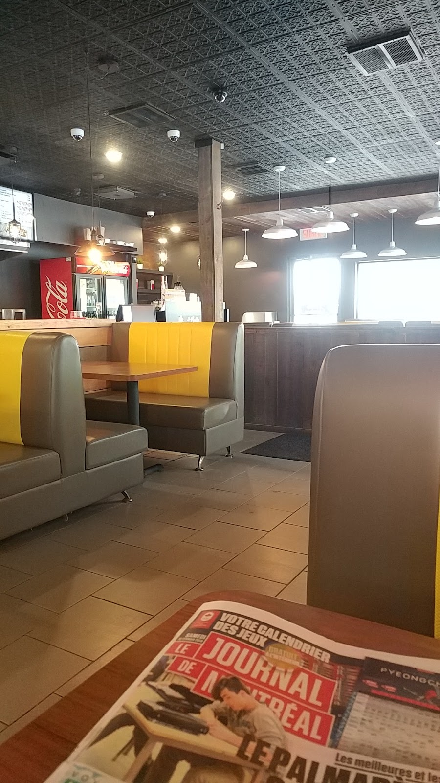 Restaurant La Belle Province | 1721 QC-132, Varennes, QC J3X 1P7, Canada | Phone: (450) 929-2111
