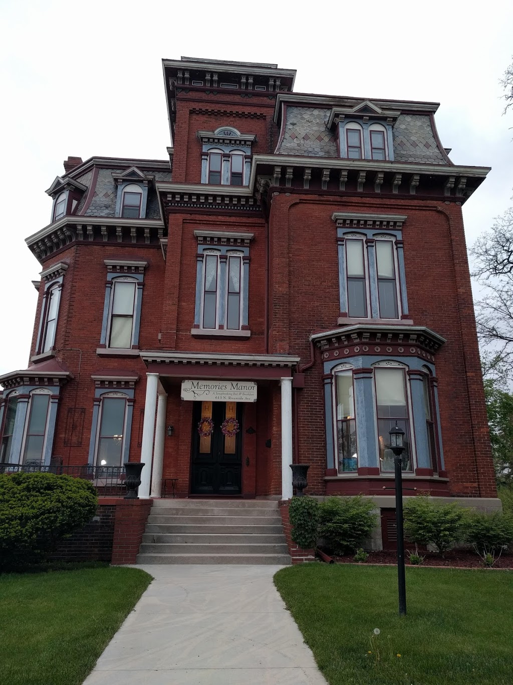 Memories Manor | 613 N Riverside Ave, St Clair, MI 48079, USA | Phone: (810) 329-2800