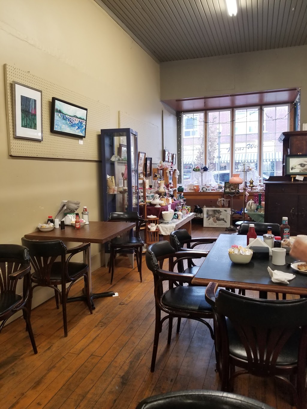 Flyers Cafe & Bakery | 144 Queen St, Dunnville, ON N1A 1H7, Canada | Phone: (905) 701-8527