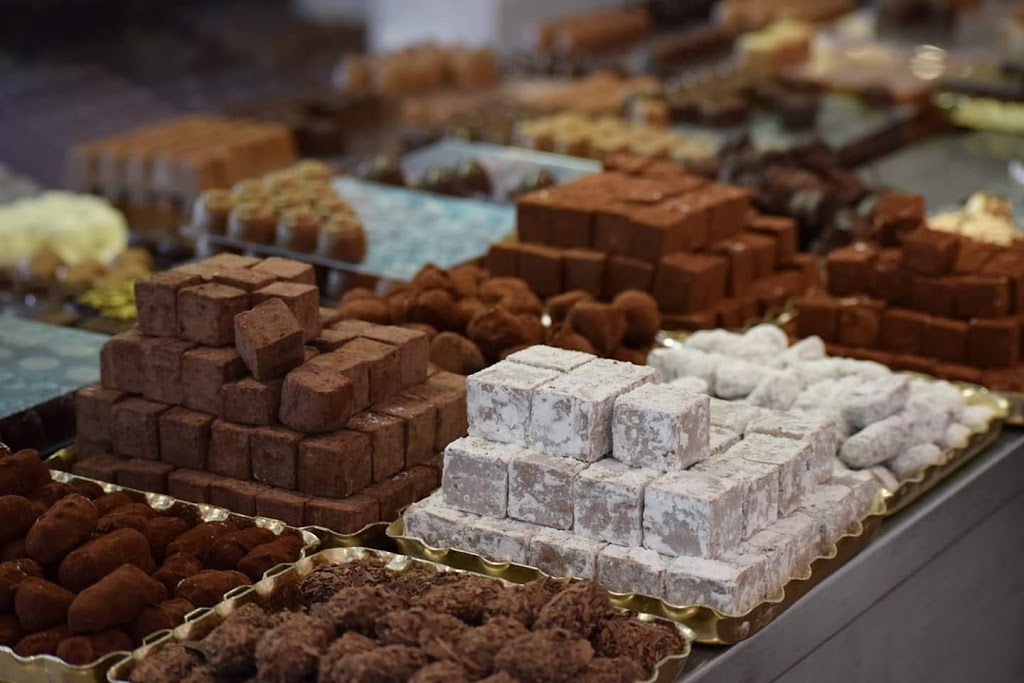 Chocolat Belge Heyez Père et Fils Inc | 16 Chem. de la Rabastalière E, Saint-Bruno-de-Montarville, QC J3V 2A5, Canada | Phone: (450) 653-5616