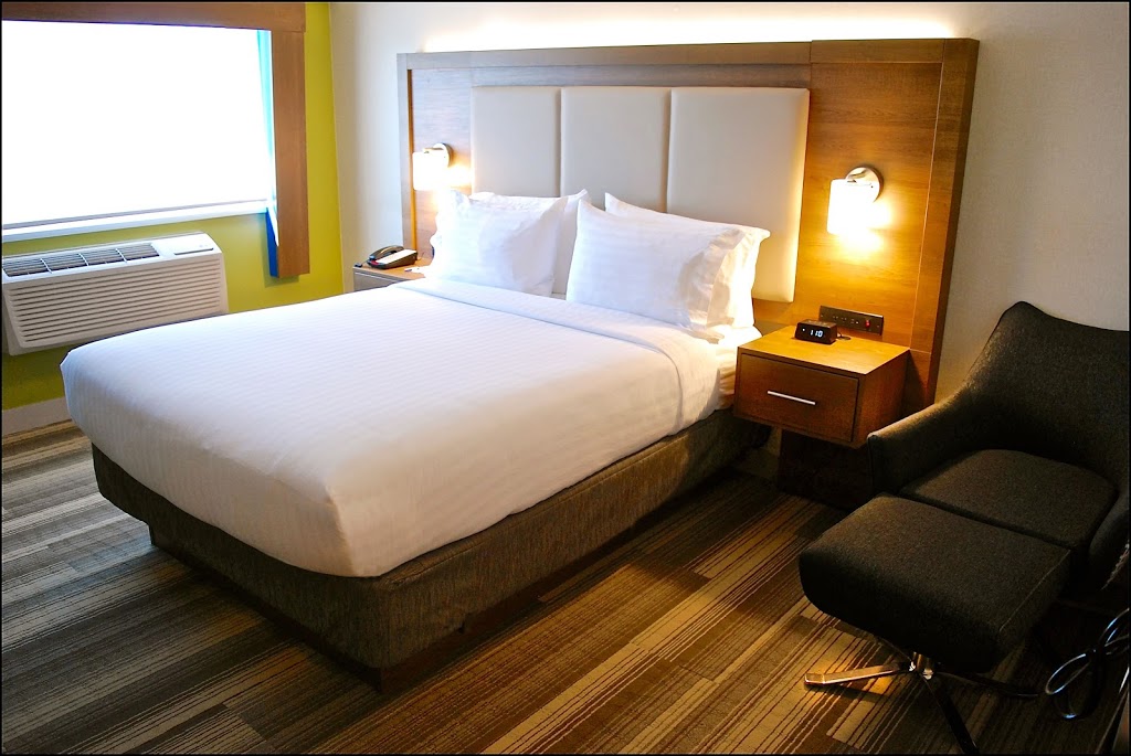 Holiday Inn Express Vancouver Airport - Richmond | 9351 Bridgeport Rd, Richmond, BC V6X 1S3, Canada | Phone: (604) 273-8080