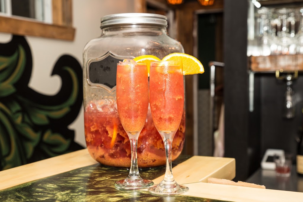 Le Black & Blond Pub Santé | 2015 Boulevard Rosemont, Montréal, QC H2G 1T2, Canada | Phone: (514) 543-3198