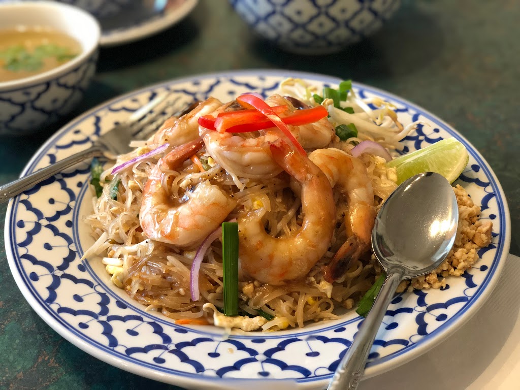 Khao Gaeng | 3583 Lake Shore Blvd W, Etobicoke, ON M8W 1P5, Canada | Phone: (647) 343-8019
