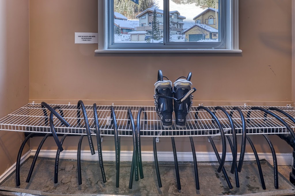 At Trails End Chalet | 2228 Sunburst Dr, Sun Peaks, BC V0E 5N0, Canada | Phone: (778) 545-6776