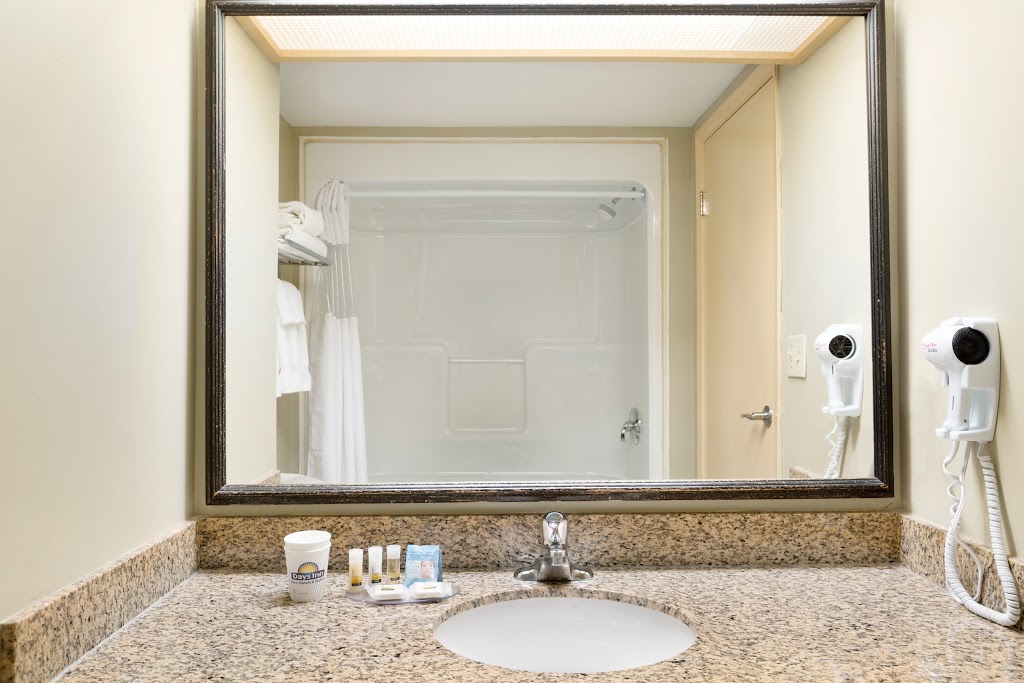 Days Inn by Wyndham Orillia | 5850 Rama Rd, Orillia, ON L3V 0S3, Canada | Phone: (705) 326-8288