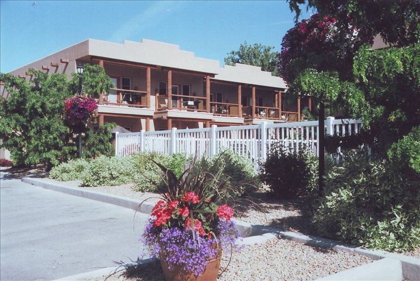 Casa Del Mila Oro Resort | 5401 Lakeshore Dr, Osoyoos, BC V0H 1V6, Canada | Phone: (250) 495-2373