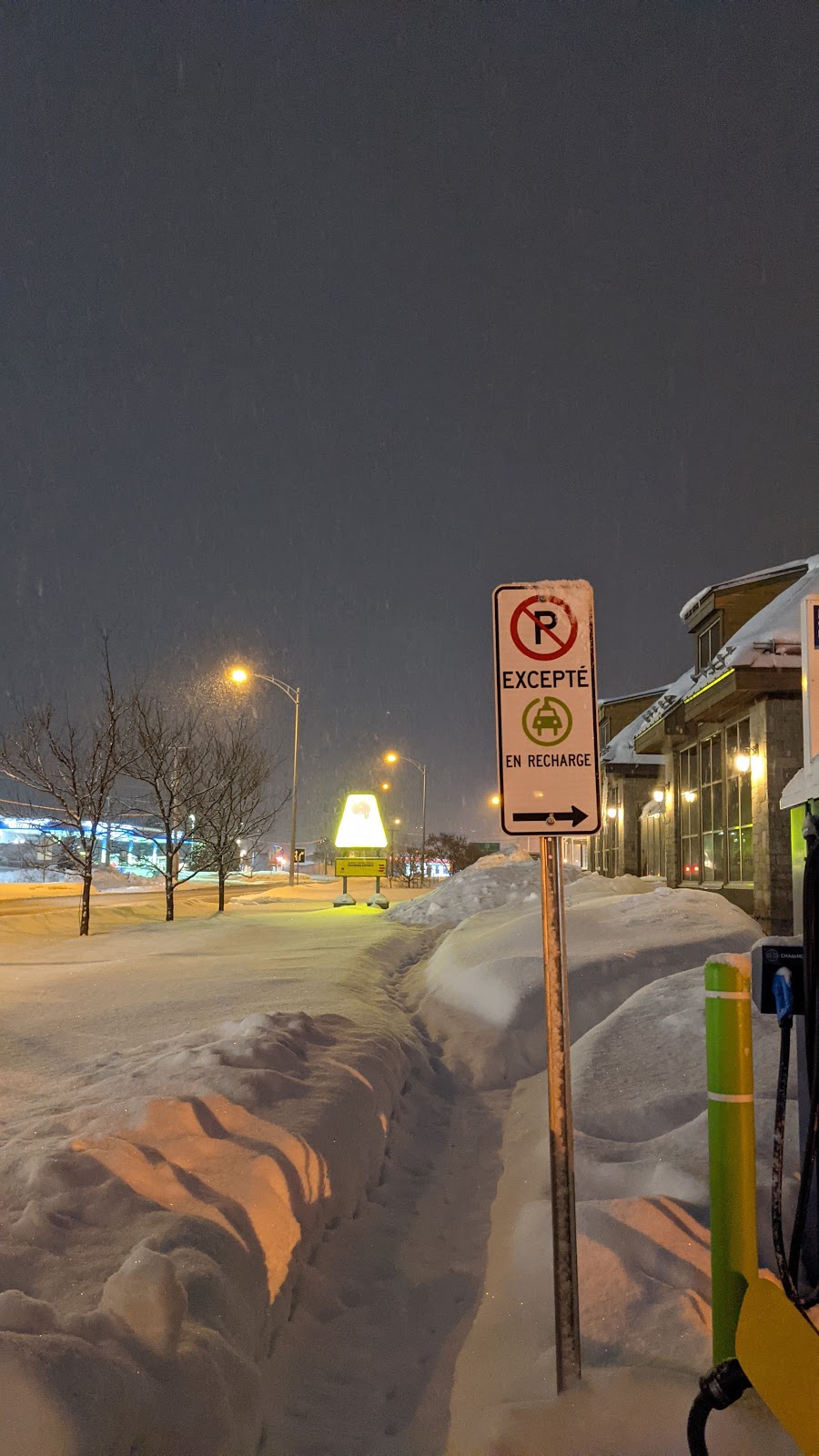 Circuit électrique Charging Station | 725 Chem. Jean-Adam, Saint-Sauveur, QC J0R 1R3, Canada | Phone: (800) 686-9243