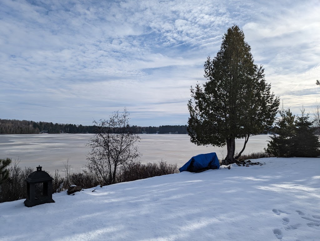 Lake House Chalet | 162 Chem. des Châtaigniers, Nominingue, QC J0W 1R0, Canada | Phone: (514) 209-8027