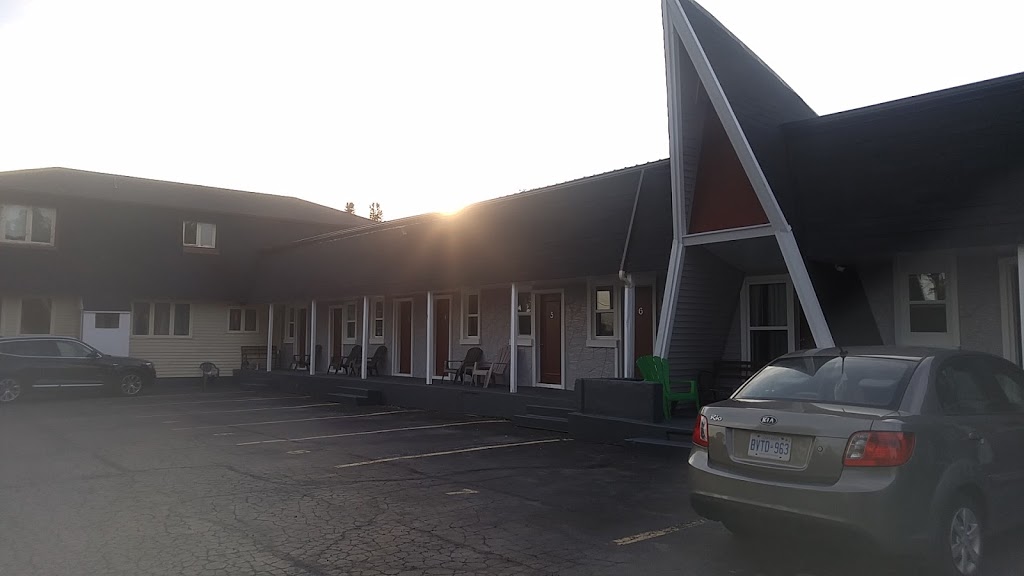 Twin Peaks Motel Napanee | 353 Dundas St W, Napanee, ON K7R 2B5, Canada | Phone: (613) 354-4066