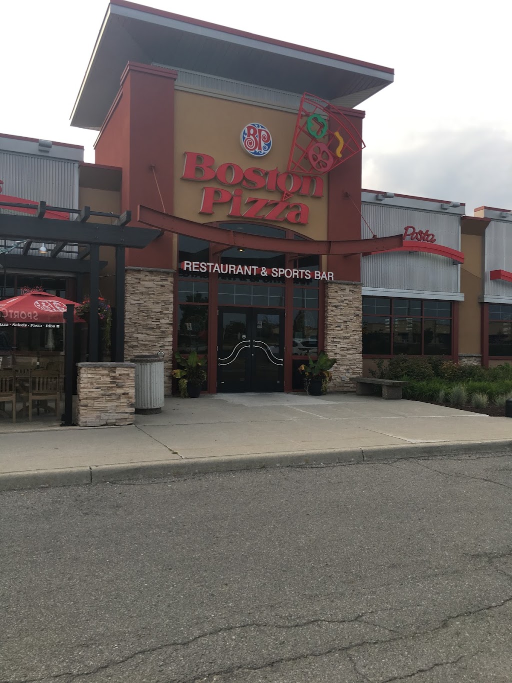 Boston Pizza | 4 Horseshoe Crescent, Waterdown, ON L0R 2H2, Canada | Phone: (905) 690-1500