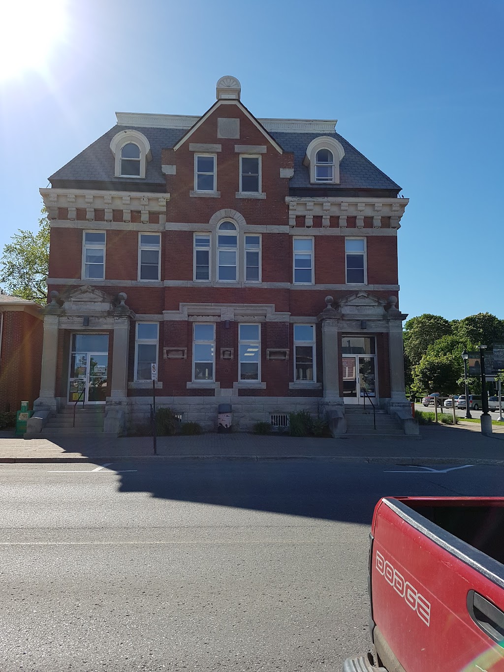 CKNX | 721 Queen St, Kincardine, ON N2Z 1Z9, Canada | Phone: (519) 396-9669