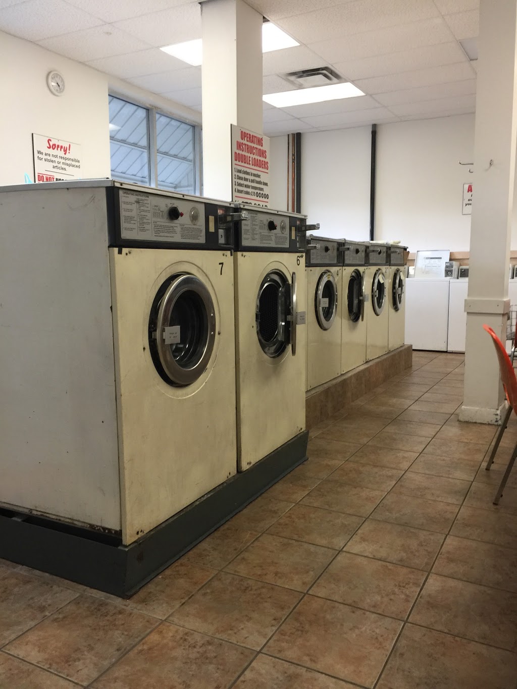 Lake & Carlton Laundromat | 117 Carlton St, St. Catharines, ON L2R 1R5, Canada | Phone: (905) 685-0933