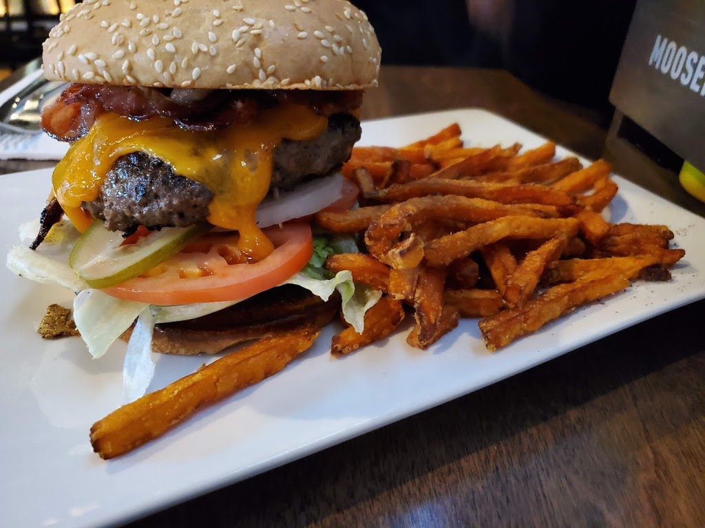 Dakotas Sports Bar & Grill | 2814 Lake Shore Blvd W #2, Etobicoke, ON M8V 1H7, Canada | Phone: (647) 352-2814