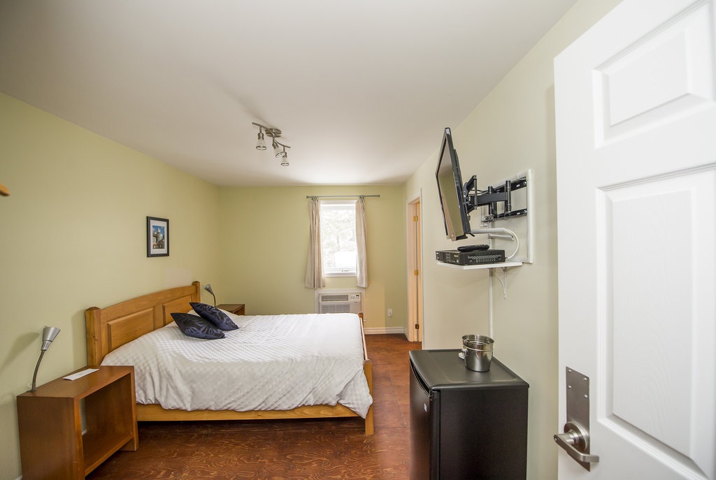 Auberge Petite-Nation | 35 Rue Principale, Saint-André-Avellin, QC J0V 1W0, Canada | Phone: (819) 516-3336