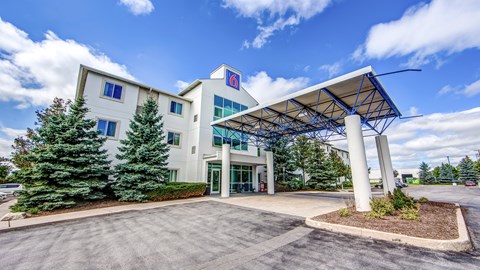 Motel 6 Toronto West - Burlington - Oakville | 4345 N Service Rd, Burlington, ON L7L 4X7, Canada | Phone: (905) 331-1955