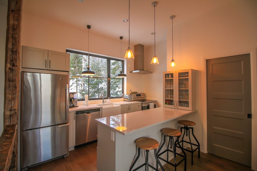 Chalet Iko | 93 Rue Jacques Labrecque, Petite-Rivière-Saint-François, QC G0A 2L0, Canada | Phone: (833) 354-6659