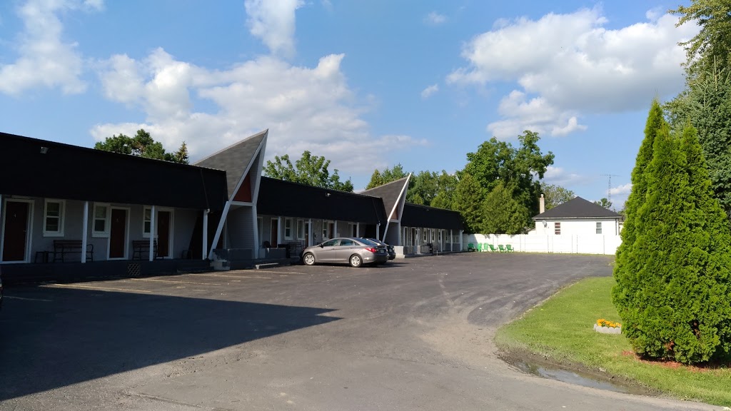 Twin Peaks Motel Napanee | 353 Dundas St W, Napanee, ON K7R 2B5, Canada | Phone: (613) 354-4066
