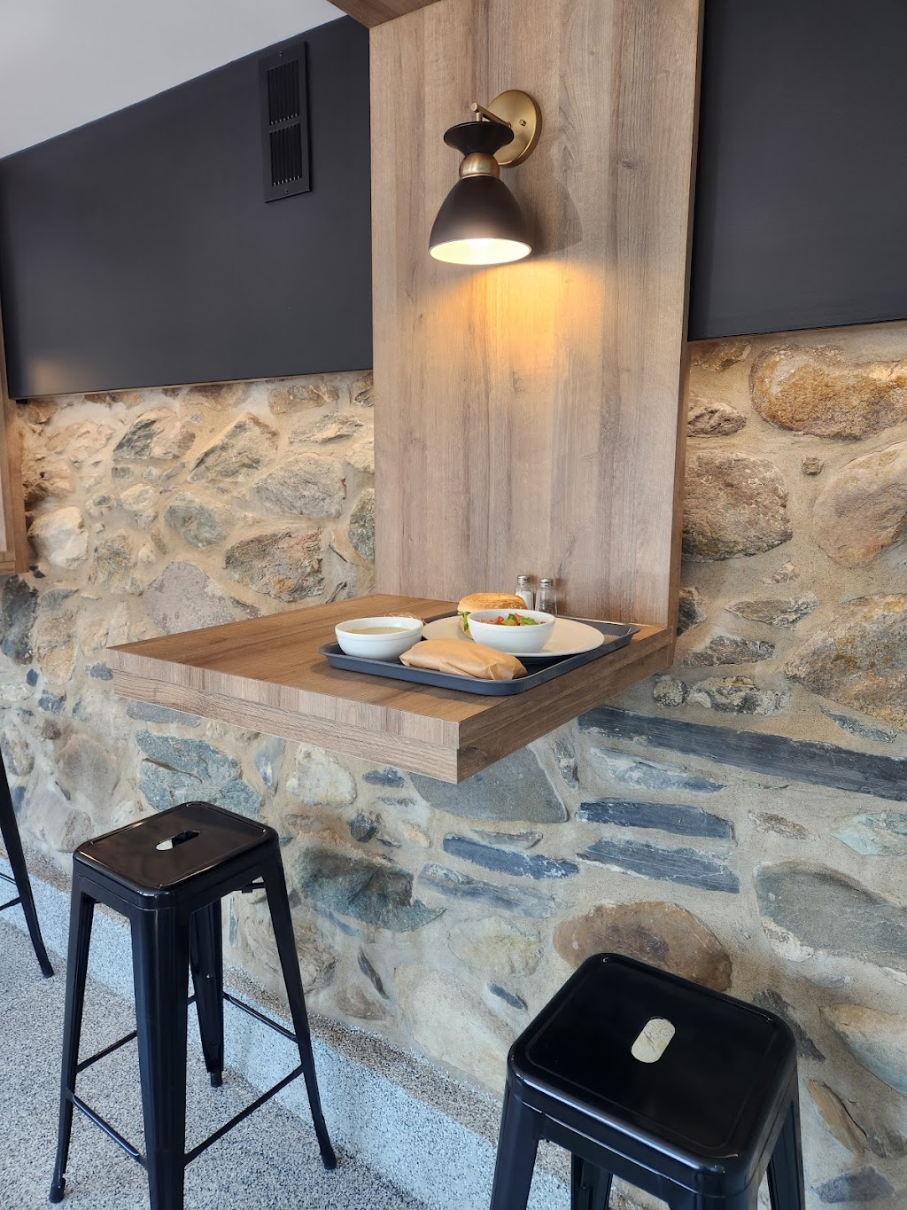 Café Laurier | 75 Rue Angus N, East Angus, QC J0B 1R0, Canada | Phone: (819) 832-3232