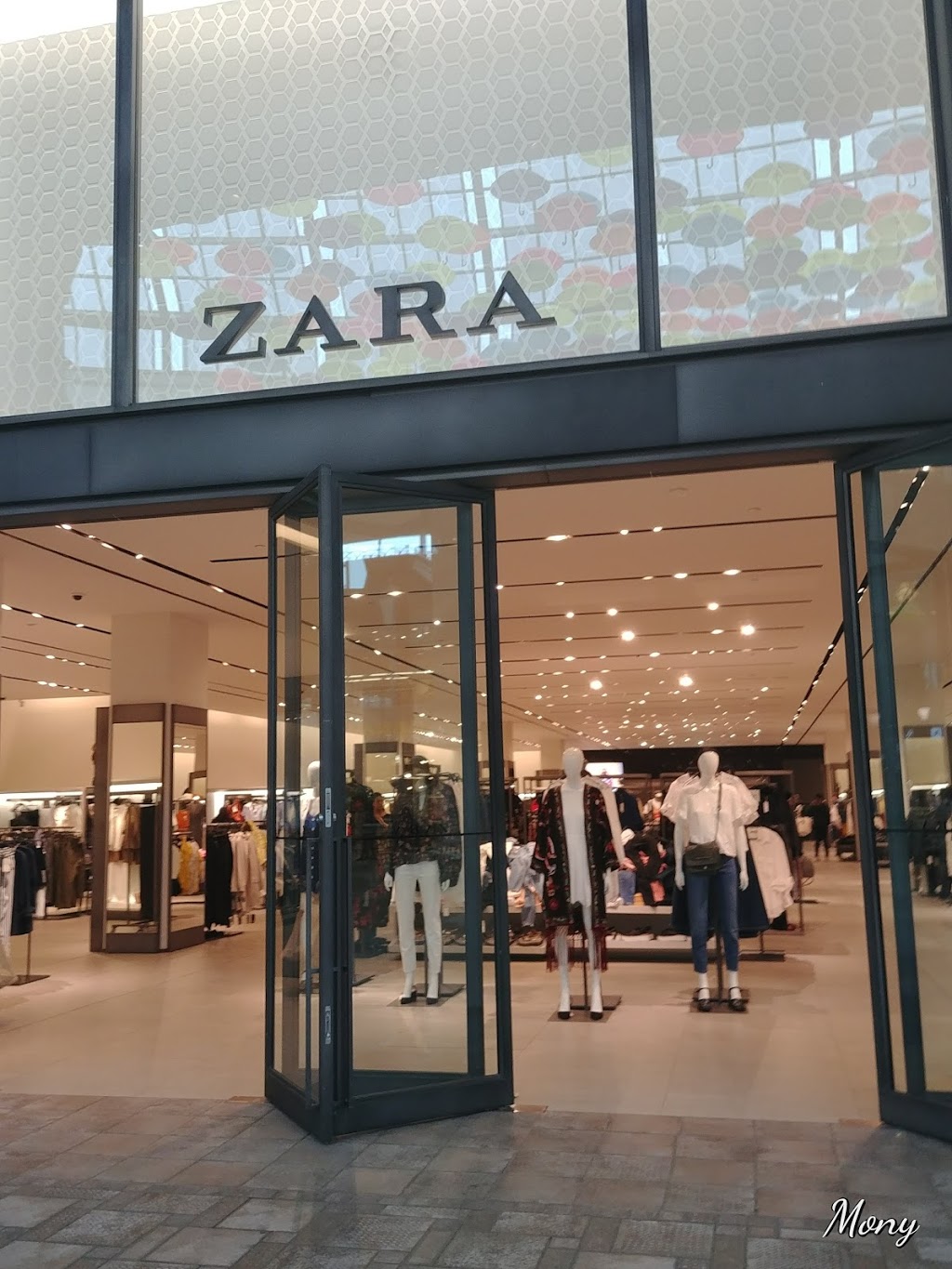 Zara, 3035 Boulevard le Carrefour 