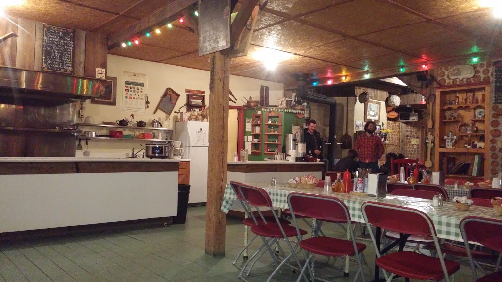 Erablière Au Bec Sucré | 5677 Chemin de lAéroport, Valcourt, QC J0E 2L0, Canada | Phone: (450) 532-3771