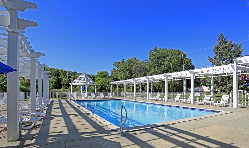 Beachwood Townhomes & Apartments | 38001 Club House Ln, Harrison Charter Township, MI 48045, USA | Phone: (586) 468-1111